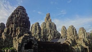 石仏の微笑みから癒しを感じます