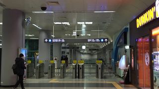 空港端から地下に下ります