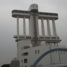 港にふさわしいモダンで、ユニークな外観