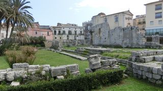 メルカートの隣にあります