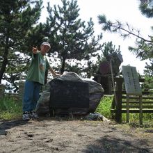 羽衣の松の前で
