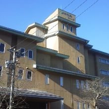 矢作川岸の斜面に、地上５Ｆ・地下２Ｆ建の「とうふ屋」旅館　