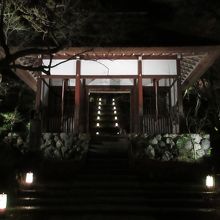 仁王門へ続く参道