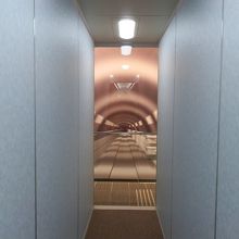 後方に見えるのはリニア線（レール）です。