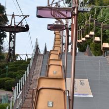 リフトに乗って上がります