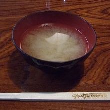 入店するとお味噌汁のサービスがあります