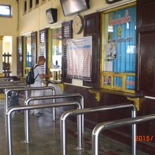 アユタヤ駅切符売り場です。改札口から正面入口方向を見ています