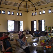 アユタヤ駅の待合室の様子です。天井が高く、歴史を感じます。