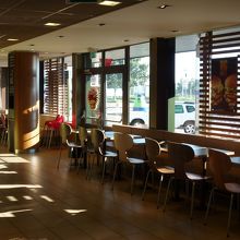 グリーンを基調とした木を使ったインテリア