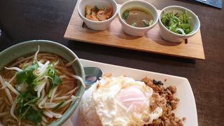 エスニックレストラン。組合わせ色々のランチセットがお奨め