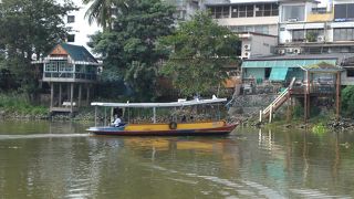 アユタヤの渡し船は、チォプラヤー川を東西に結ぶ、住民の生活の基盤です。