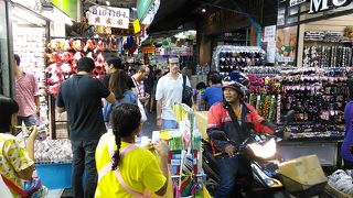 超激混みの路地市場