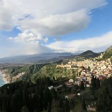 タオルミナの町と霧にかすむエトナ山