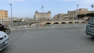 オルティージャ島のウンベルティーノ橋を渡ってちょっと行くと市場があります。