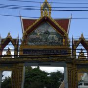 ワット　チャイモンコン寺院は、パタヤの南パタヤ通りに面している寺院です。