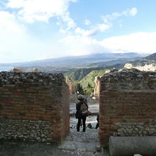 劇場の上からエトナ山が見える