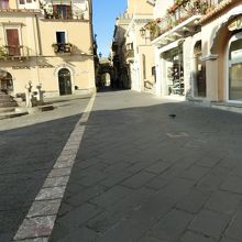 中央の向こうに小さく見えます