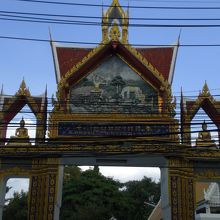 南パタヤ通りに面しているワット・チャイモンコン寺院の山門です