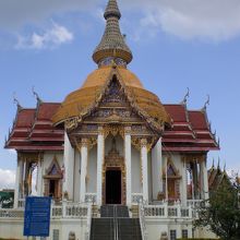 寺院の中央に建てられいる仏殿です。荘厳な建物の遠景です。