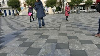 4月9日広場の前にあるカフェでトイレを借ります。