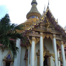 中央に位置する仏殿の側面の様子です。華麗な仏殿です。