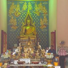 仏殿の内部の様子です。内部中央に仏像が鎮座しています。