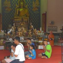 仏殿の内部では、説教が行われていて、信者が聞き入っています。