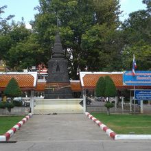 チャイモンコン寺院の敷地内の仏塔の様子です。大きな仏塔です。