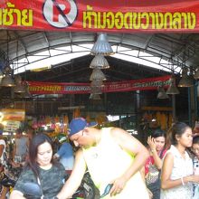 ワットチャイモンコンマーケットの入口です。混みあっています。