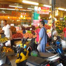 入口周辺の果物を主に商っているコーナーです。良い香りがします