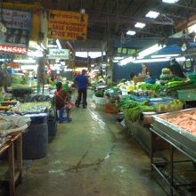 入口の東側には、魚、肉そして野菜を販売している店があります。