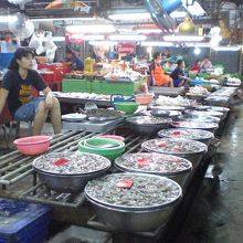 さらに奥に進むと、エビや鮮魚等の魚介・海産物を販売しています