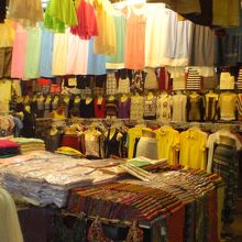 西端のコーナーには、女性用の衣料品が多く販売されています。