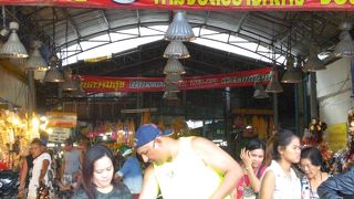 ワットチャイモンコンマーケットは、ワットチャイモンコン寺院の向かいの市場です。