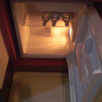 客室内の冷蔵庫の様子です。無料のボトル水が入っています。