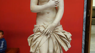 胸を隠すアフロディテ像