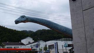 道路からも見える首長竜の博物館