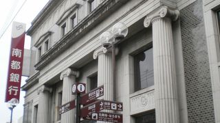 商店街にある立派な建物