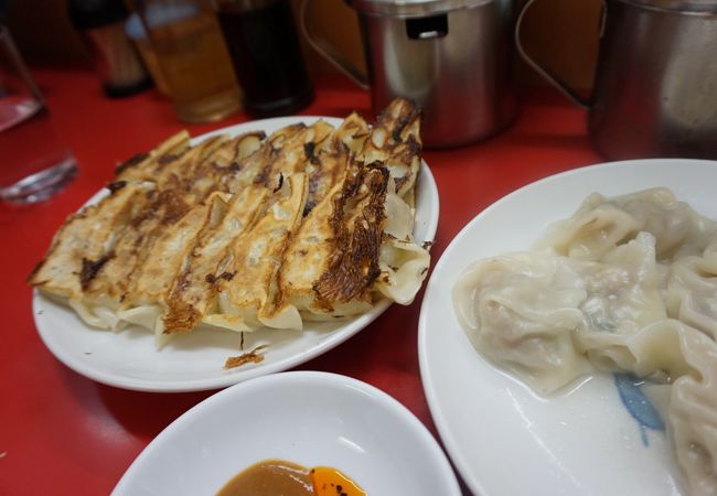 味噌タレで食べる餃子屋です