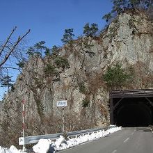 湖畔に屏風岩もあります