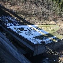 放水される下流には「東山ダム」の文字があります