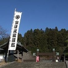 入口までの階段が長いです