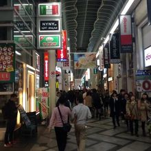 夜でも大勢の人が歩いています。