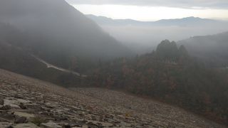 晩秋の夜明けの霧景色