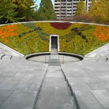 中央部の扉の奥には「東京空襲犠牲者名簿」が納められています