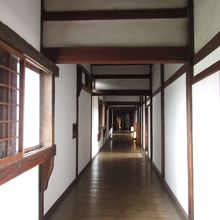 廊下の右側に使用人部屋があります。