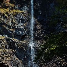 南方の山腹斜面より高瀑を捉える