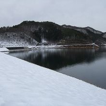 雪に覆われたダム