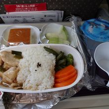 機内食はチキンご飯かポークご飯か選べました。