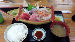 海を見ながら食事することもできる観光地の食堂